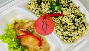 Spenótos bulgur, tepsis csirkecomb filével